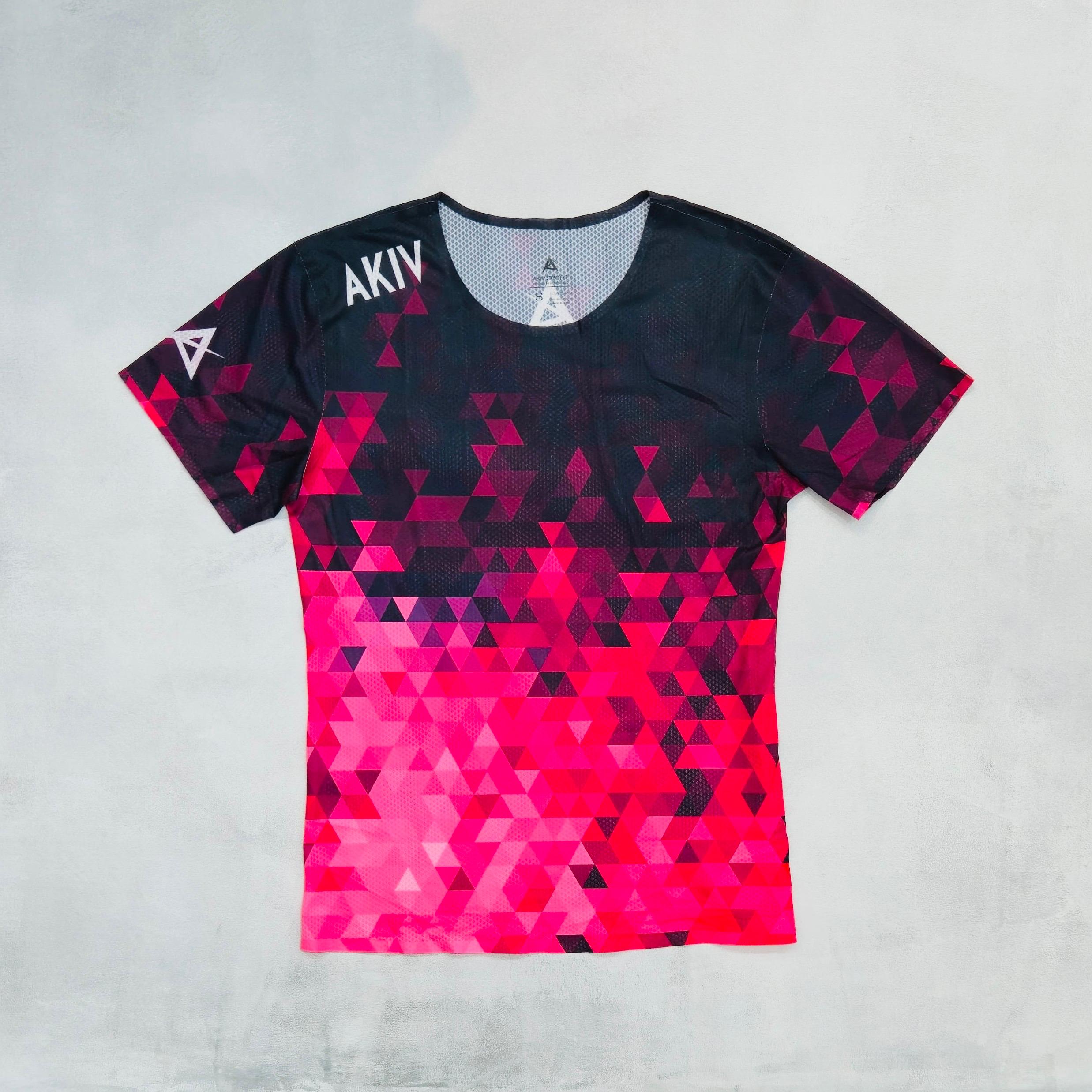 AKIV Ultralight Training Layered Cubic Diamond T-Shirt Unisex | Black to Rose Red Gradient
AKIV 超輕訓練菱格層疊立方T恤男女款 | 黑玫紅色漸變