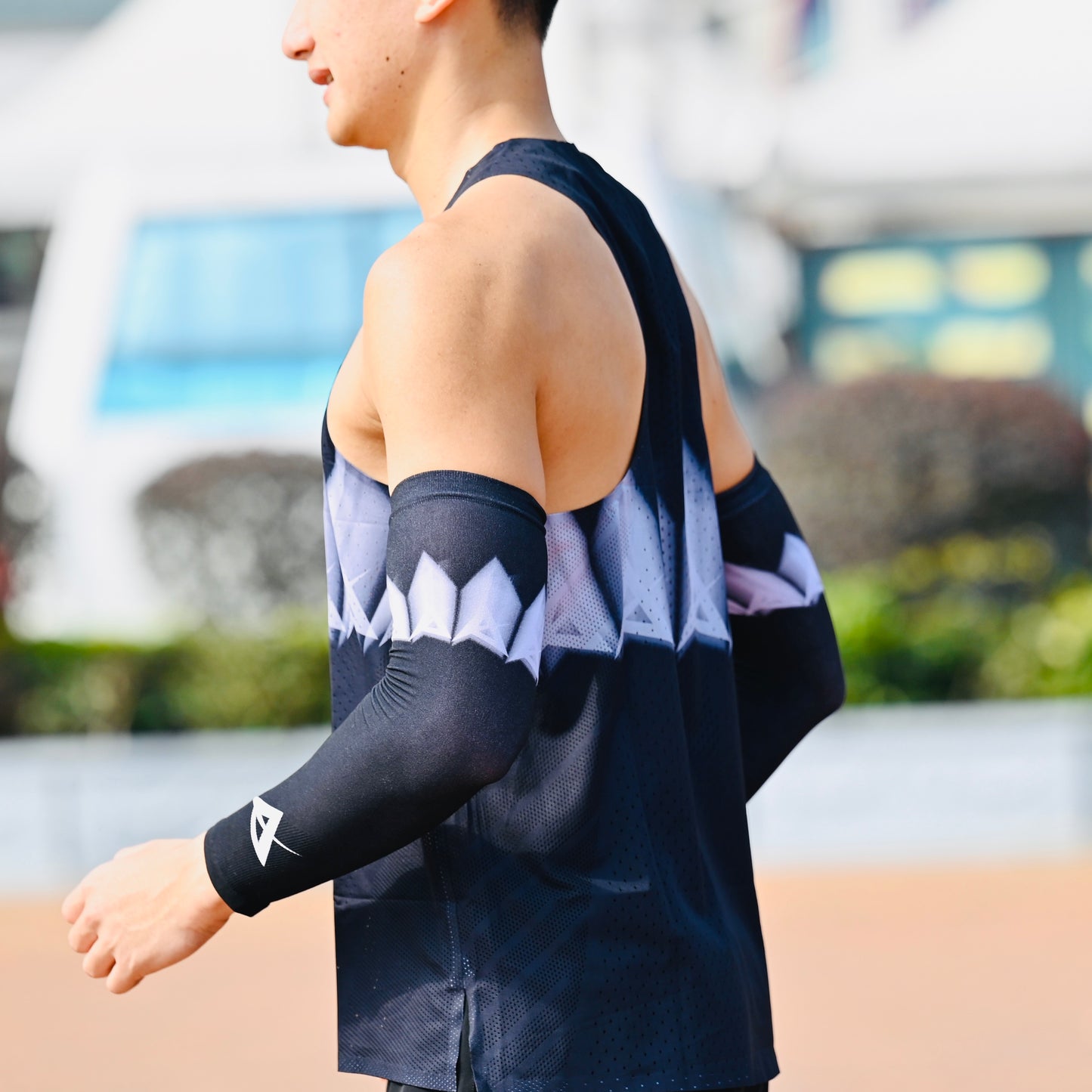 AKIV Flash Lightweight Quick Dry Running Sleeves | Black