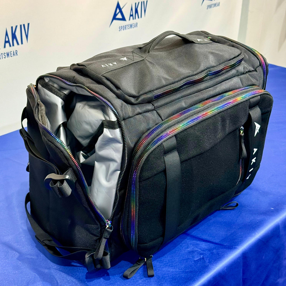 AKIV Hybrid Training 40L Backpack | Iridescent Zipper Edition | Black
AKIV 多功能訓練40L背包 | 幻彩拉鍊版 | 黑色