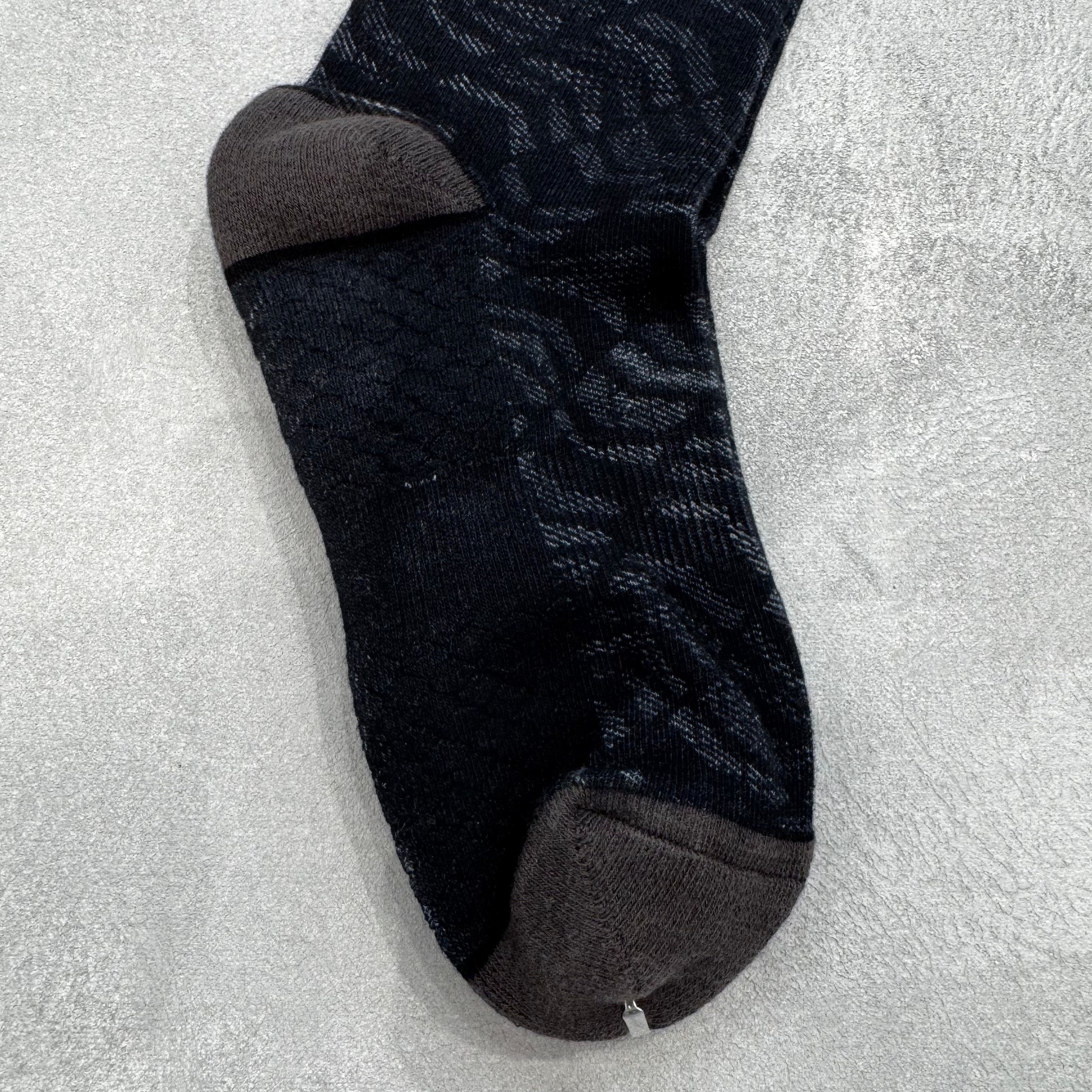 AKIV High-Cut Light Cushion Running Socks Unisex | Free Size | Stacked Style | Black
AKIV 高筒輕氣墊跑步襪男女款 | 均碼 | 層疊風格 | 黑色