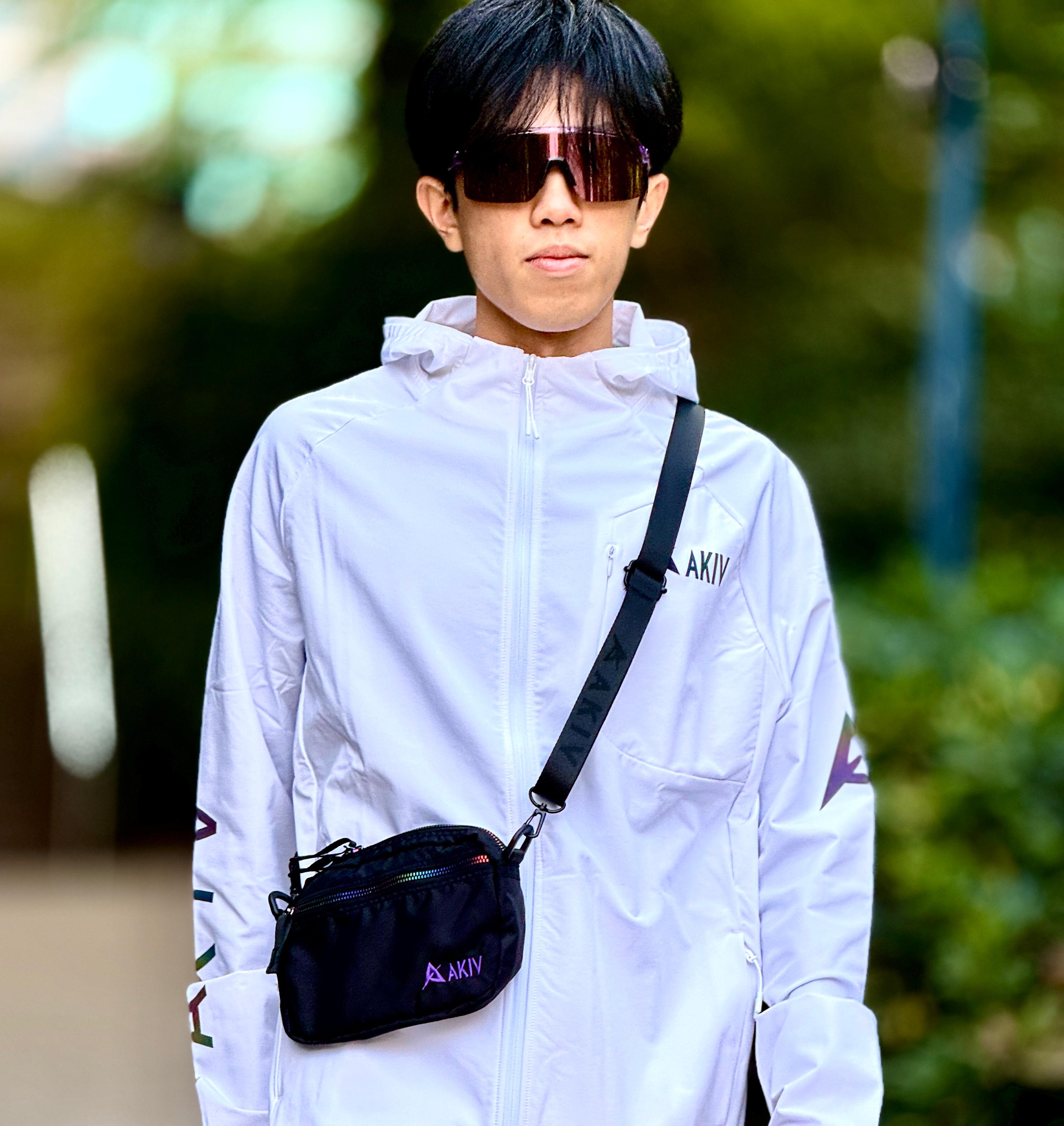 AKIV Sling Bag | Iridescent Zipper Edition | Black
AKIV 刺繡版斜孭袋 | 幻彩雙拉鍊版 | 黑色