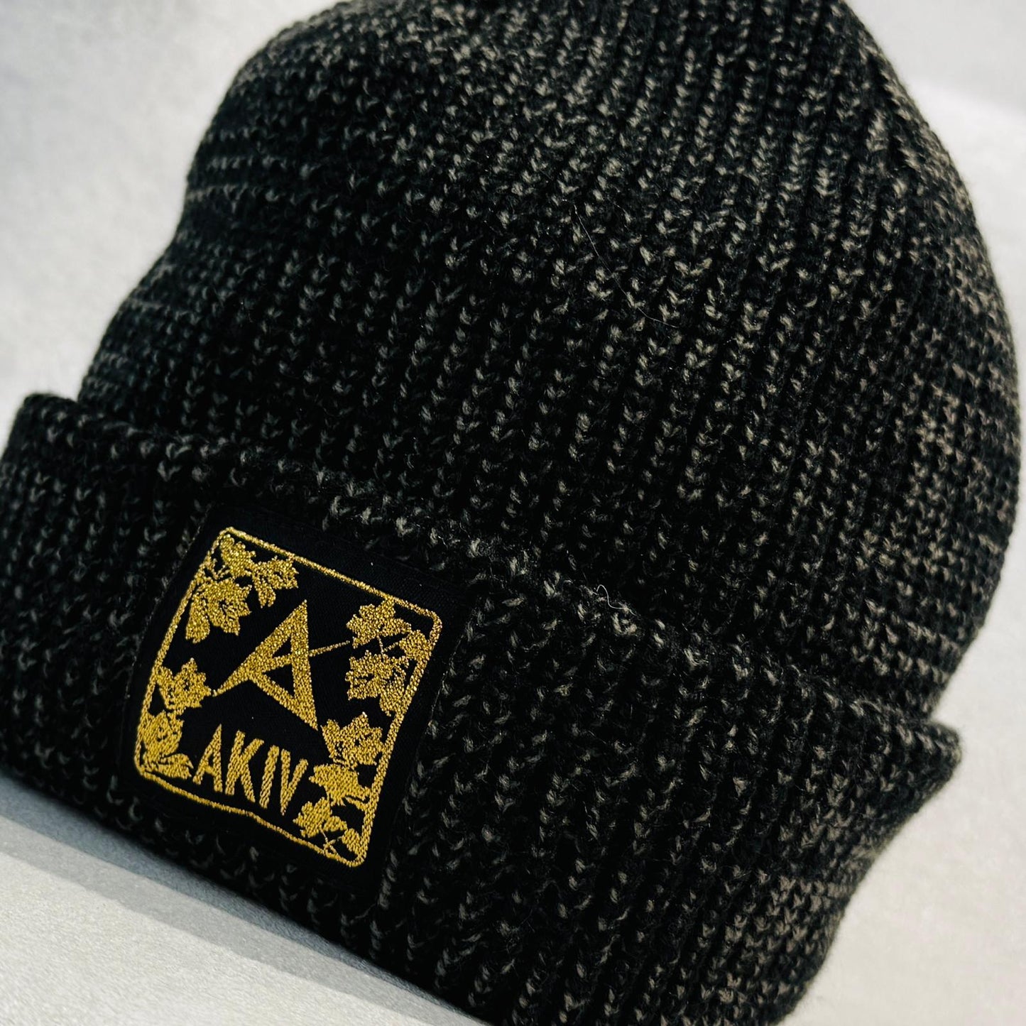 AKIV Cuffed Beanie | Bauhinia | Black
AKIV 針織毛帽 | 紫荊花系列| 黑色