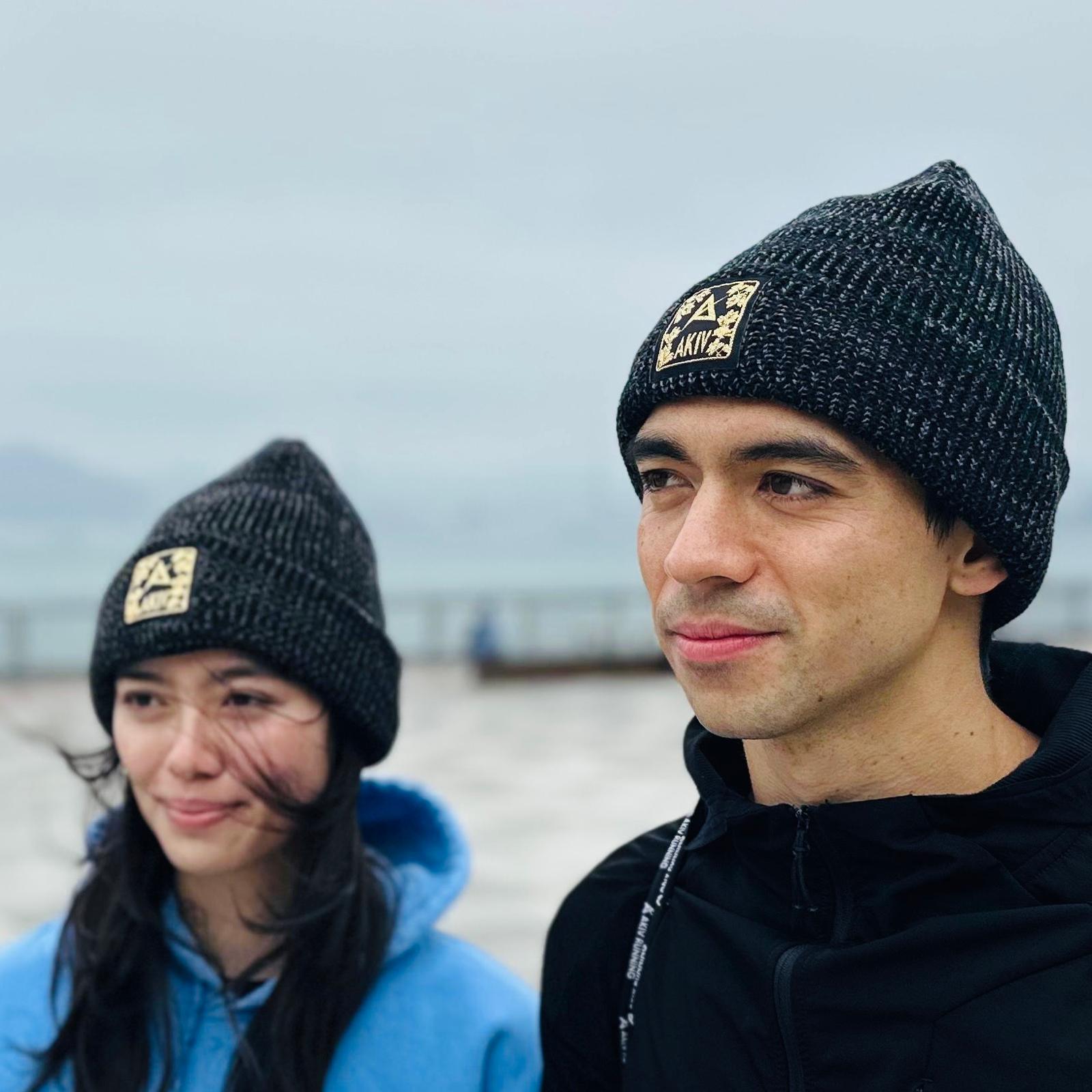 AKIV Cuffed Beanie | Bauhinia | Black
AKIV 針織毛帽 | 紫荊花系列| 黑色