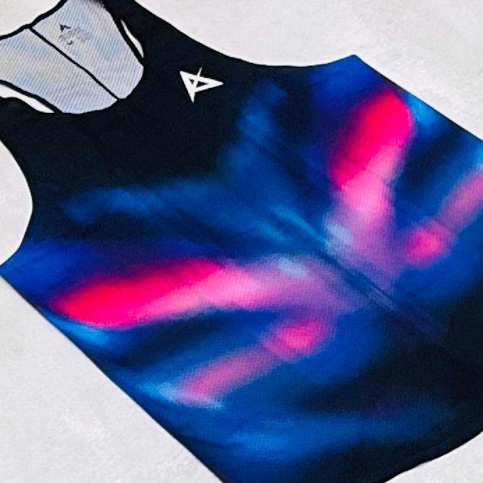 AKIV Elite Singlet Unisex | Phantom Pulse
AKIV 精英比賽背心男女款 | 幻脈