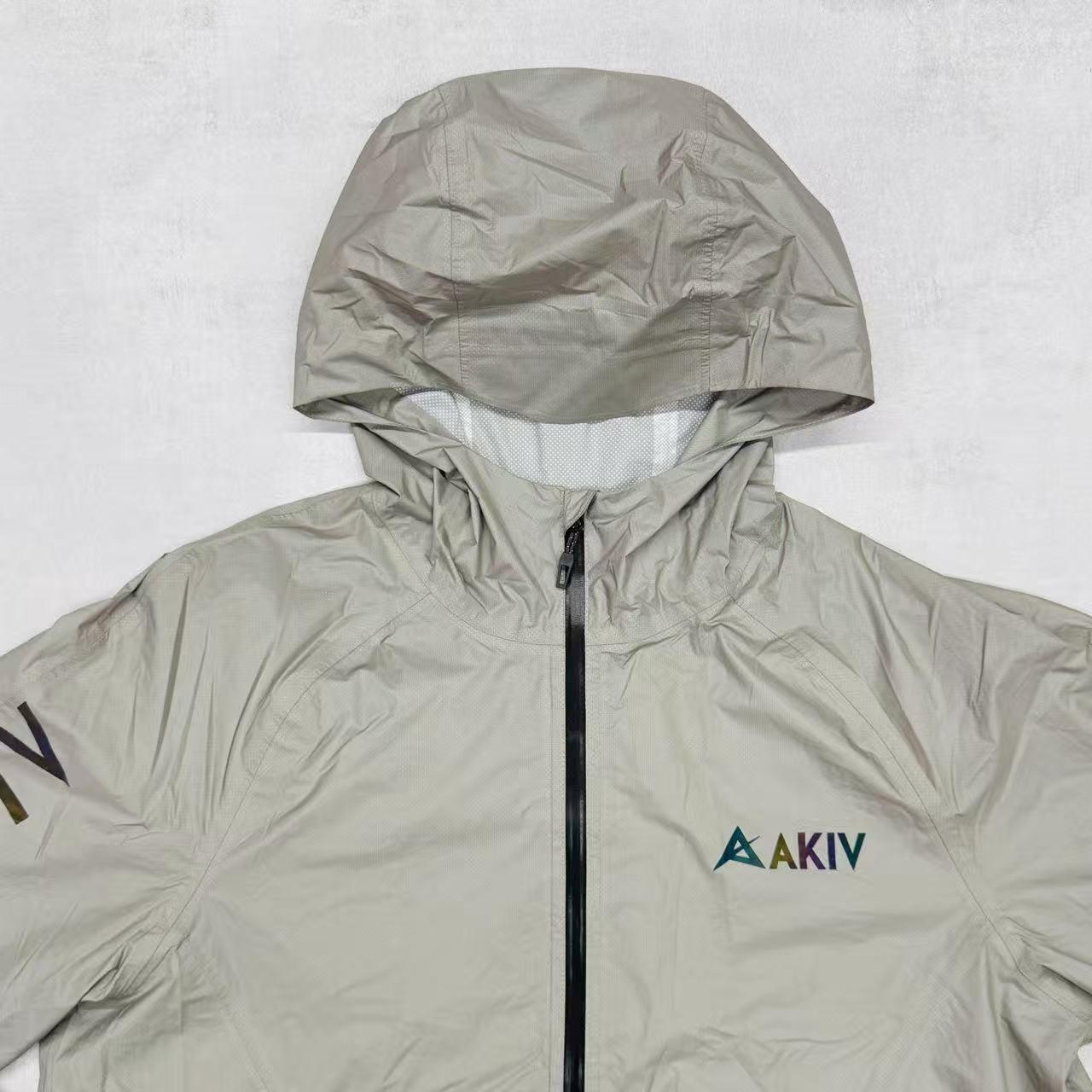 AKIV Stratus 20K Shell Packable Jacket Unisex | Greige
AKIV 雲跡 20K 機能收納式風褸男女款 | 霧灰卡其