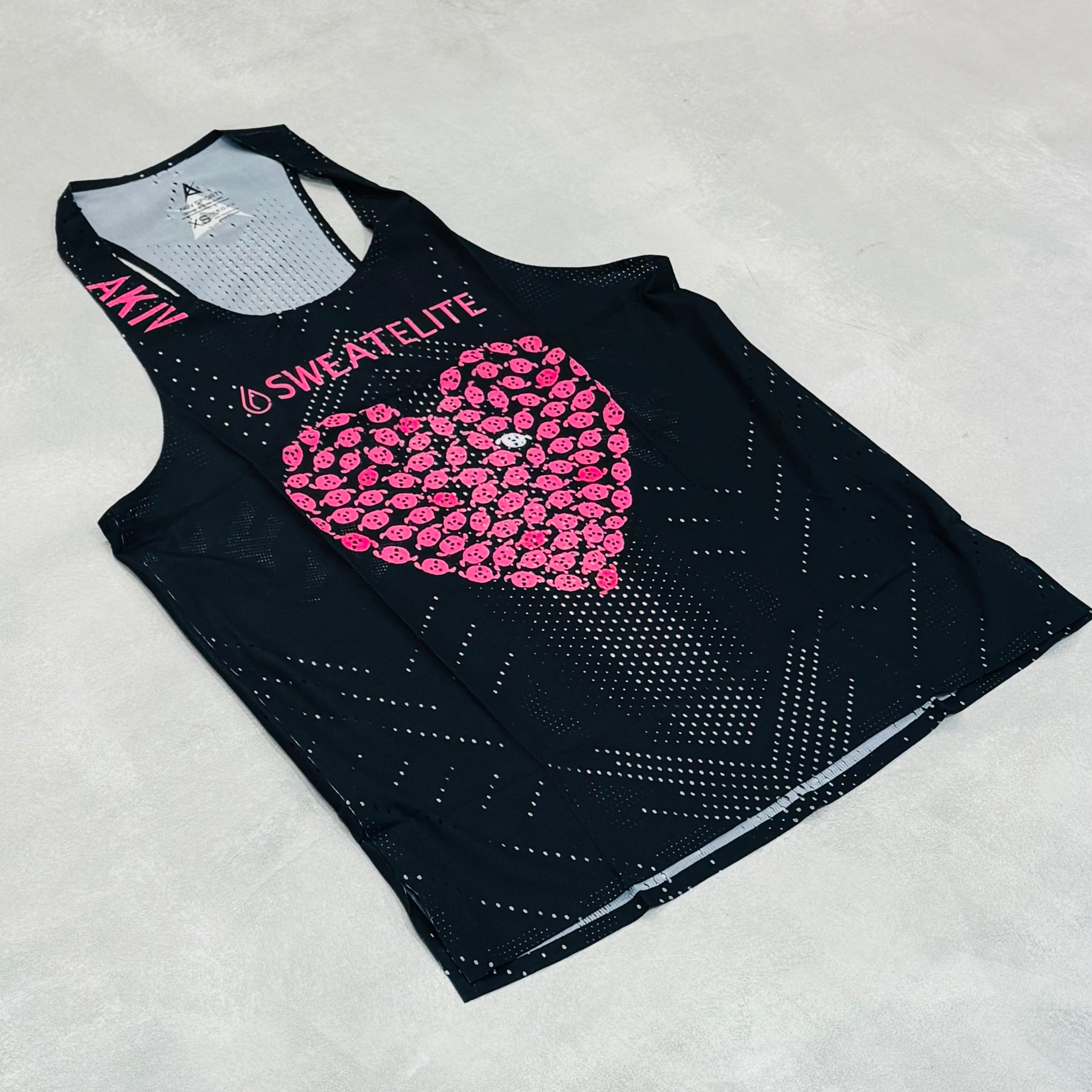 AKIV x SWEAT ELITE Pro Race Singlet Unisex | Sweet Edge Heart
AKIV x SWEAT ELITE 專業比賽背心男女款 | 甜酷心動