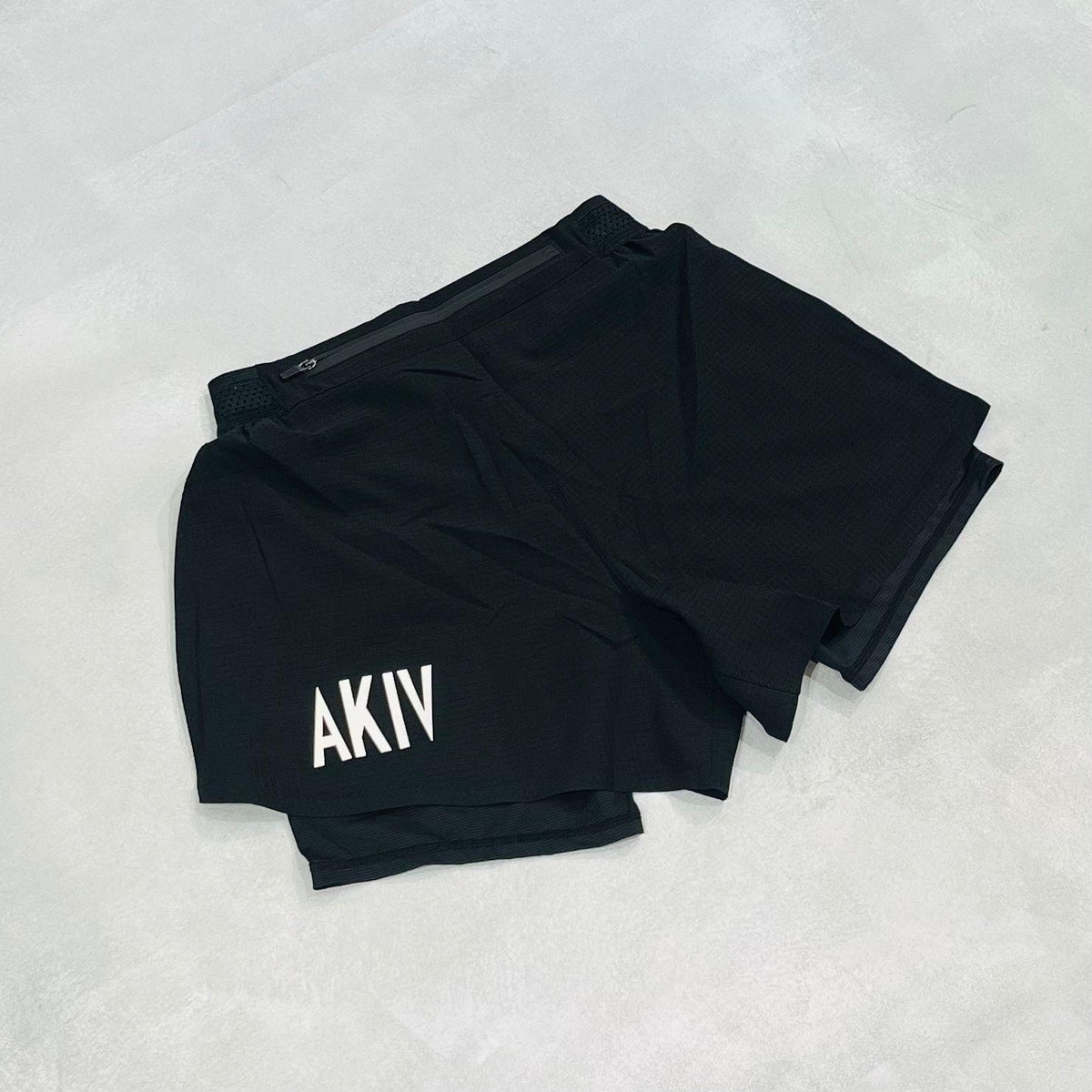 AKIV 2-in-1 Running Shorts 2" with Pockets Unisex | inner tight | Black
AKIV 2合1多功能2"跑步短褲連背袋男女款 | 平腳內膽版 | 黑色