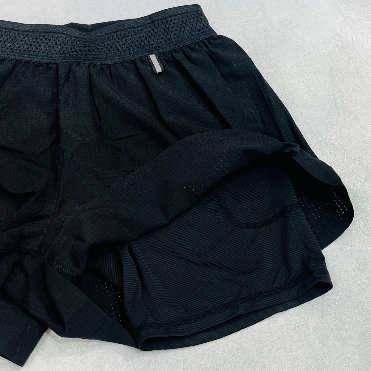 AKIV 2-in-1 Running Shorts 2" with Pockets Unisex | inner tight | Black
AKIV 2合1多功能2"跑步短褲連背袋男女款 | 平腳內膽版 | 黑色