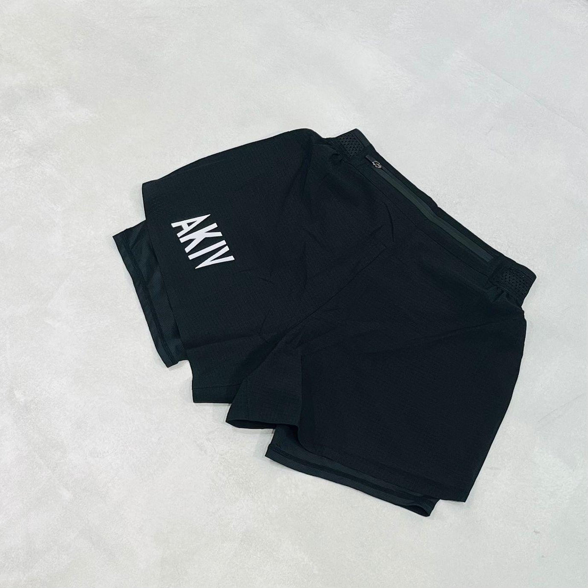 AKIV 2-in-1 Running Shorts 2" with Pockets Unisex | inner tight | Black
AKIV 2合1多功能2"跑步短褲連背袋男女款 | 平腳內膽版 | 黑色