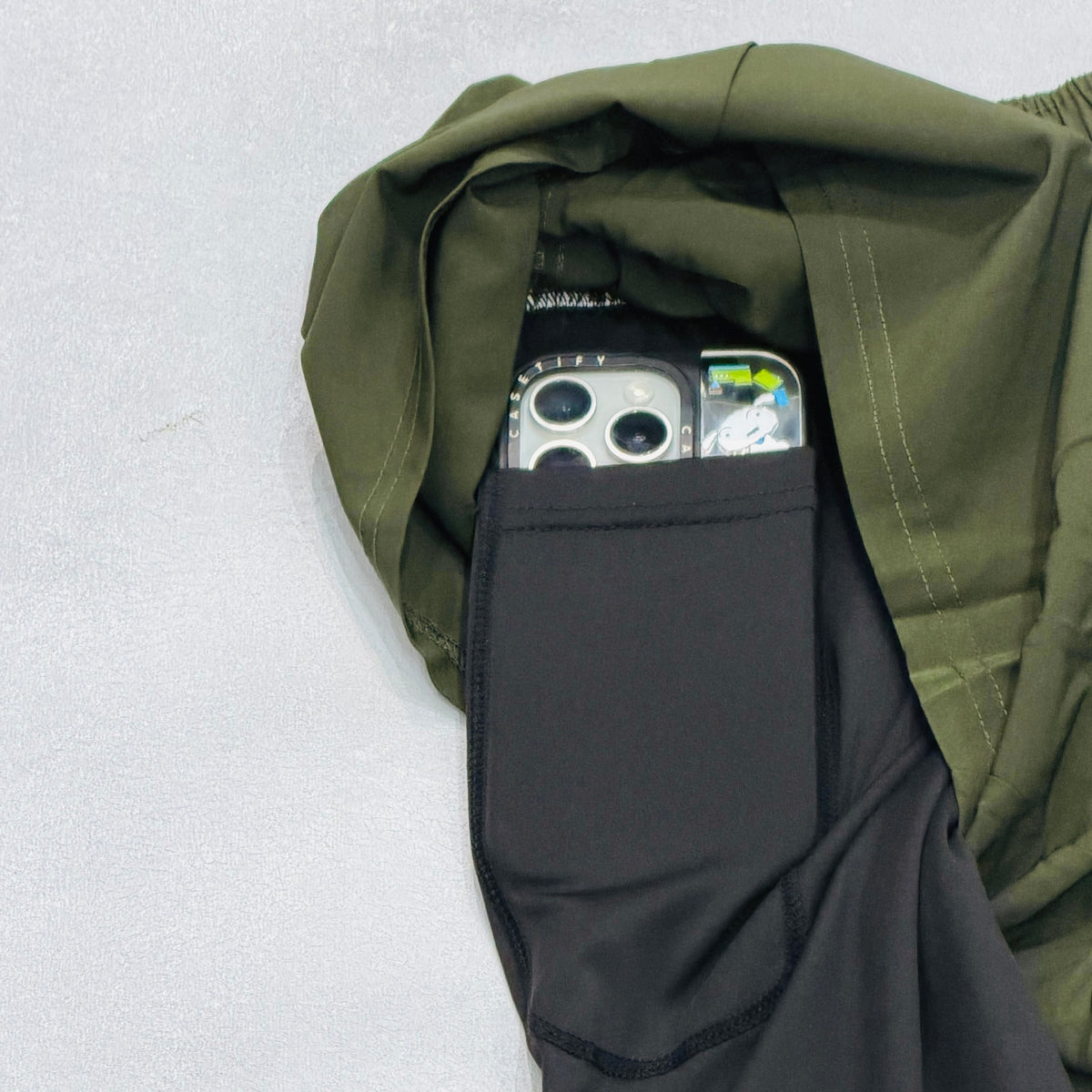 AKIV  2-in-1 Training Shorts Unisex | Tactical Olive
AKIV 二合一訓練短褲男女款 | 戰術綠