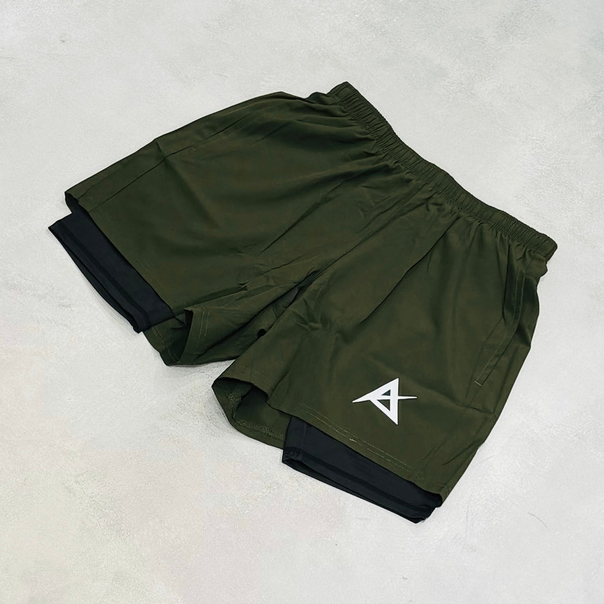 AKIV  2-in-1 Training Shorts Unisex | Tactical Olive
AKIV 二合一訓練短褲男女款 | 戰術綠