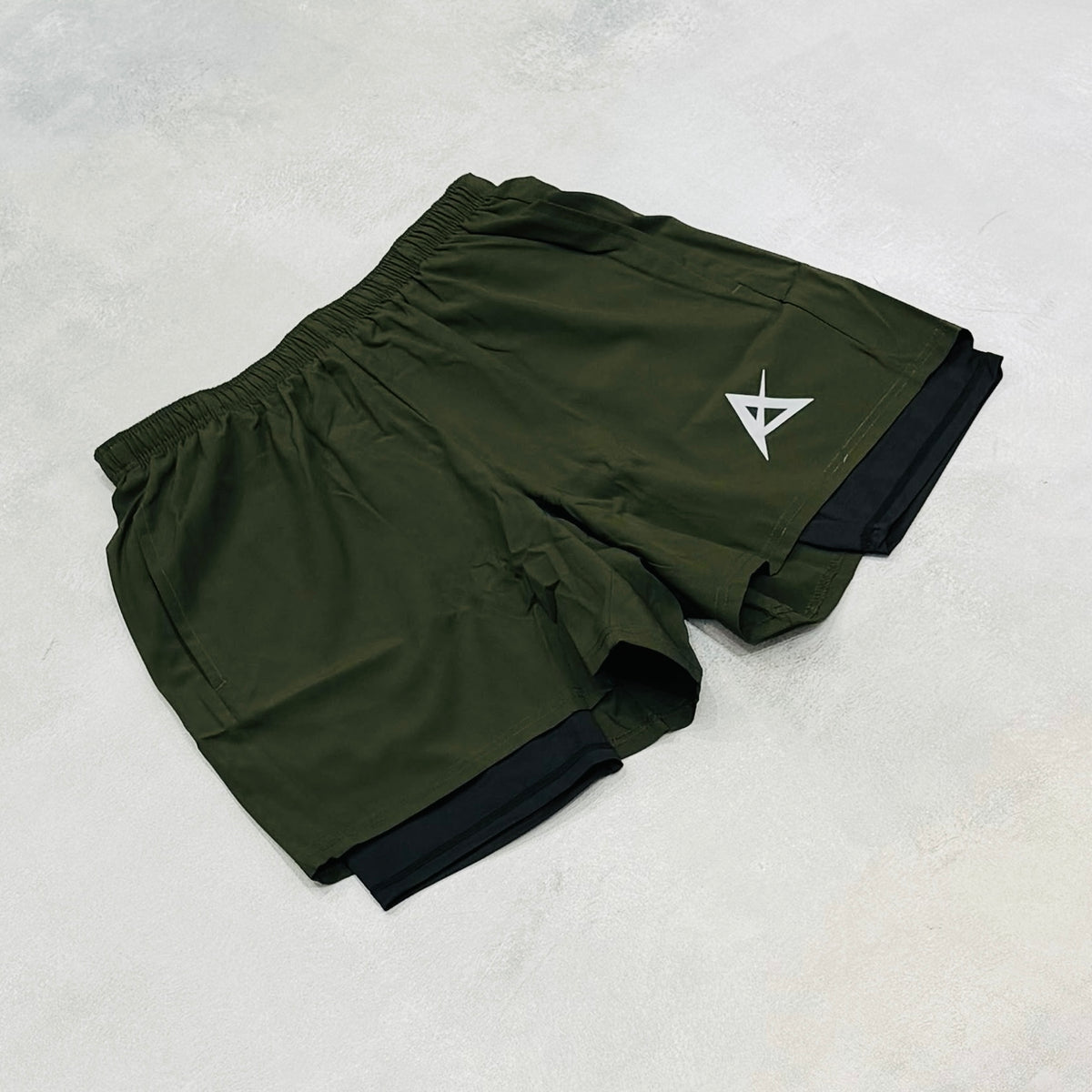 AKIV  2-in-1 Training Shorts Unisex | Tactical Olive
AKIV 二合一訓練短褲男女款 | 戰術綠