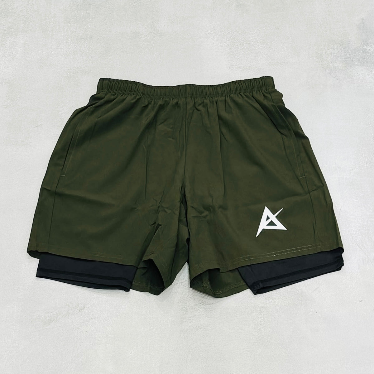AKIV  2-in-1 Training Shorts Unisex | Tactical Olive
AKIV 二合一訓練短褲男女款 | 戰術綠