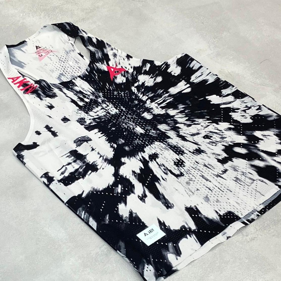 AKIV AeroPro Singlet Unisex | Monochrome Pulse
AKIV 空力競速背心男女款 | 黑白脈衝跑