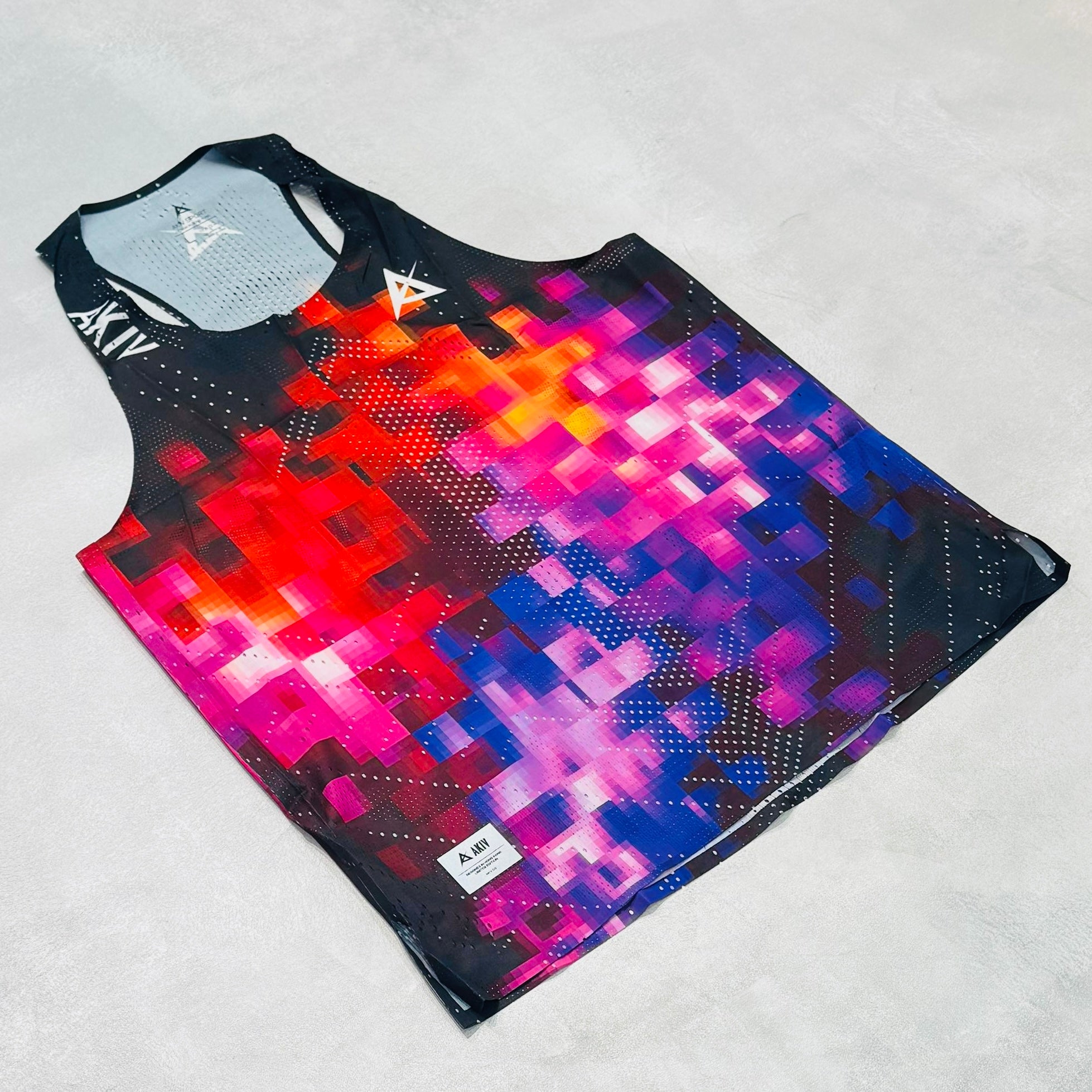 AKIV AeroPro Singlet Unisex | Pixel Storm
AKIV 空力競速背心男女款 | 棱彩像素動感