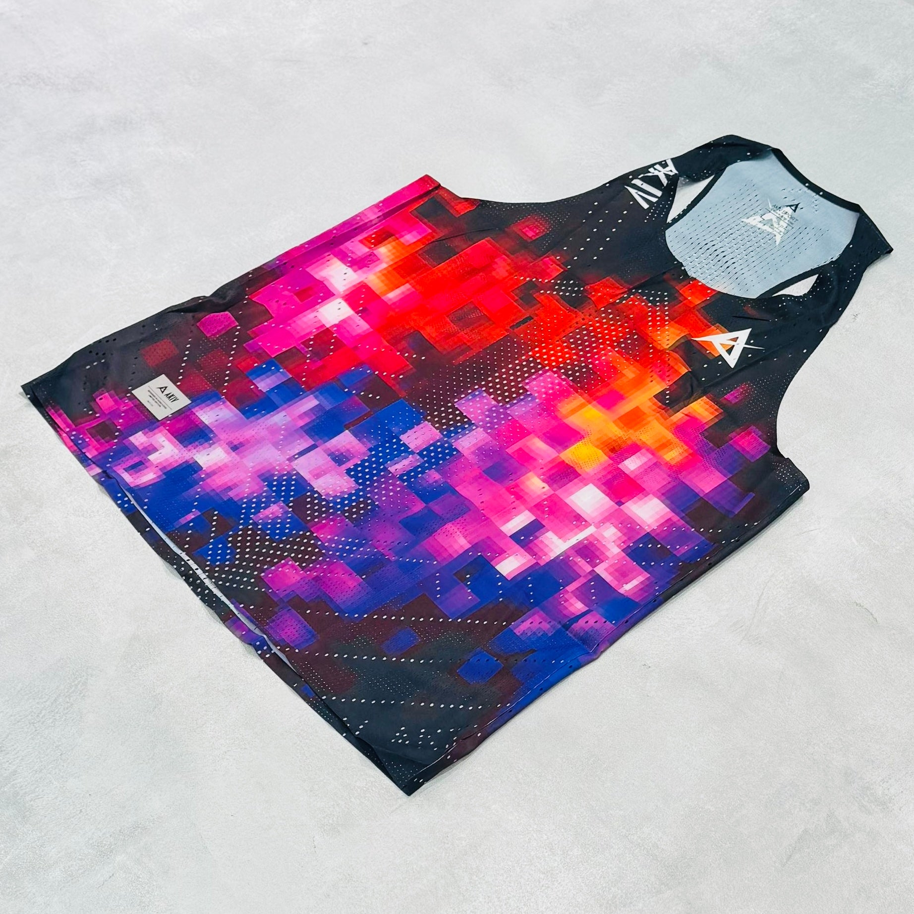 AKIV AeroPro Singlet Unisex | Pixel Storm
AKIV 空力競速背心男女款 | 棱彩像素動感