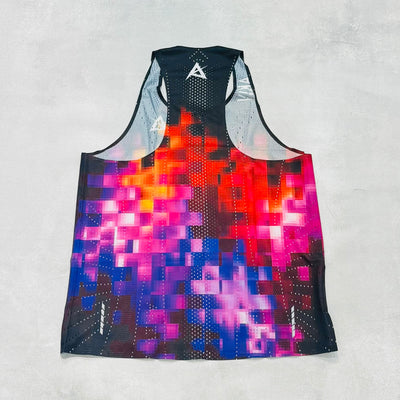 AKIV AeroPro Singlet Unisex | Pixel Storm
AKIV 空力競速背心男女款 | 棱彩像素動感