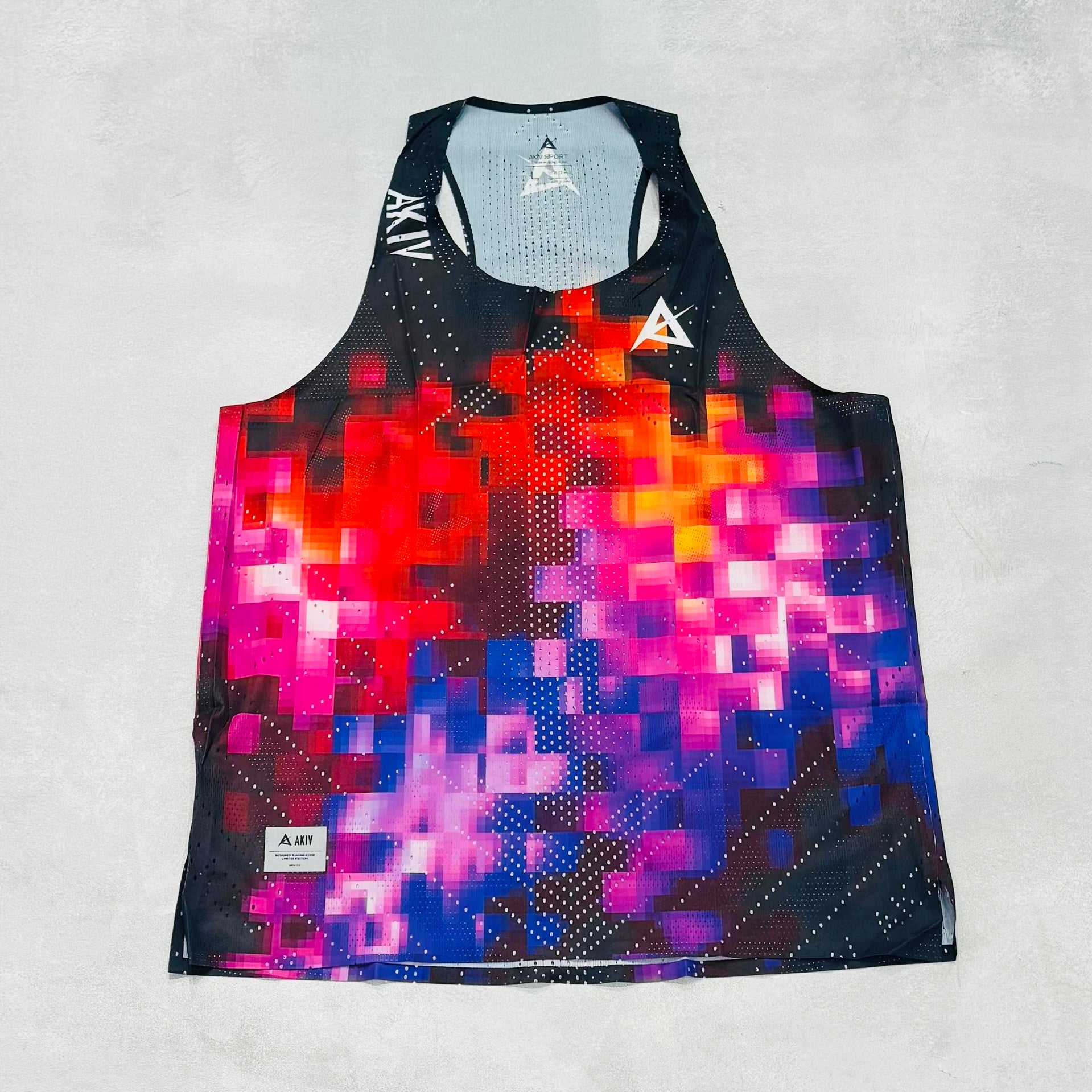 AKIV AeroPro Singlet Unisex | Pixel Storm
AKIV 空力競速背心男女款 | 棱彩像素動感