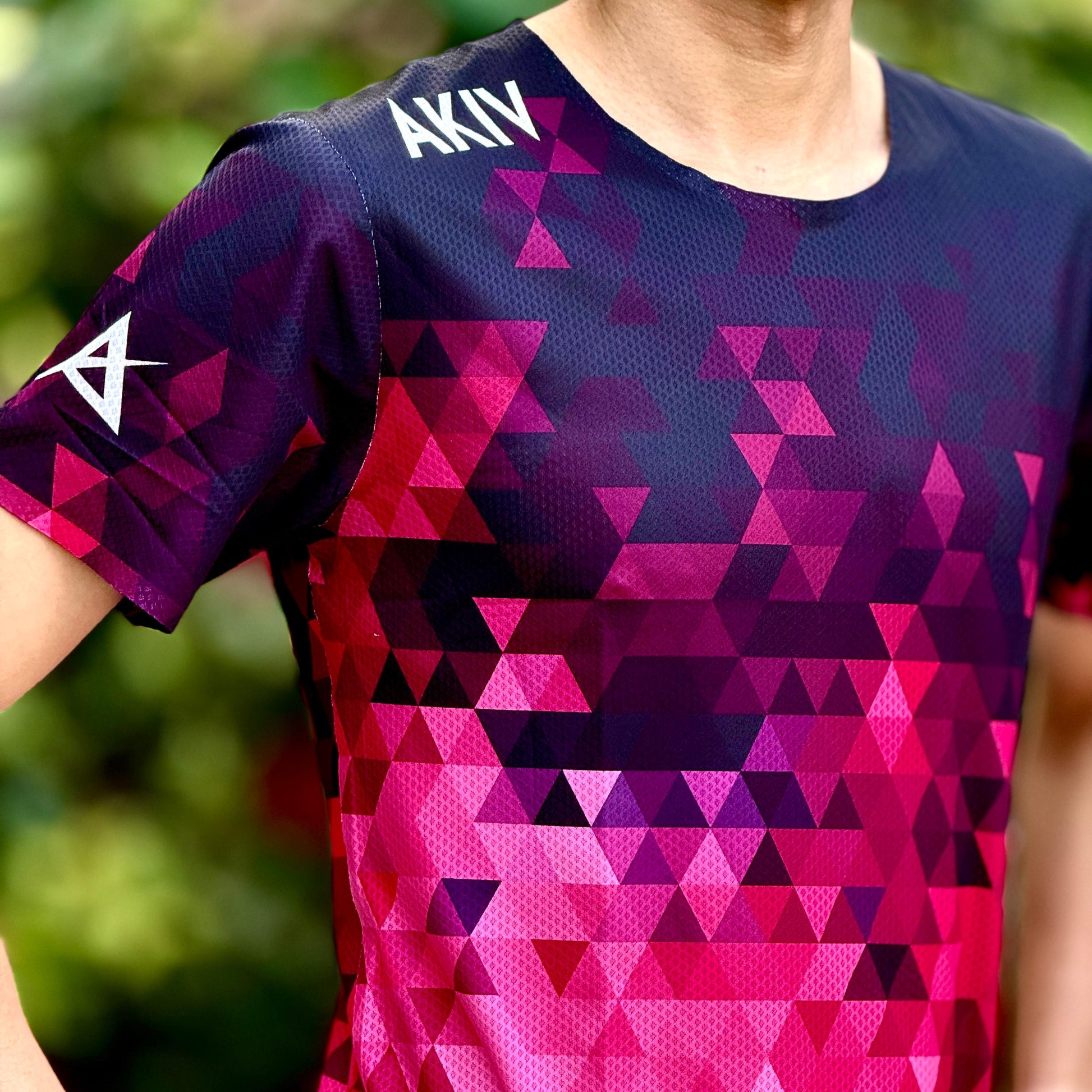 AKIV Ultralight Training Layered Cubic Diamond T-Shirt Unisex | Black to Rose Red Gradient
AKIV 超輕訓練菱格層疊立方T恤男女款 | 黑玫紅色漸變