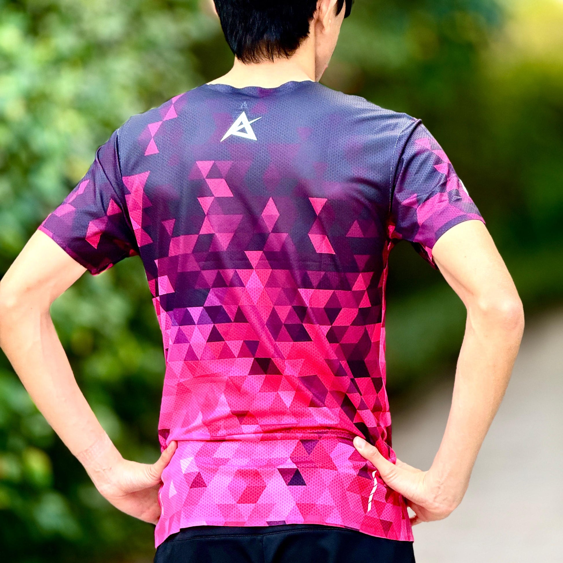 AKIV Ultralight Training Layered Cubic Diamond T-Shirt Unisex | Black to Rose Red Gradient
AKIV 超輕訓練菱格層疊立方T恤男女款 | 黑玫紅色漸變