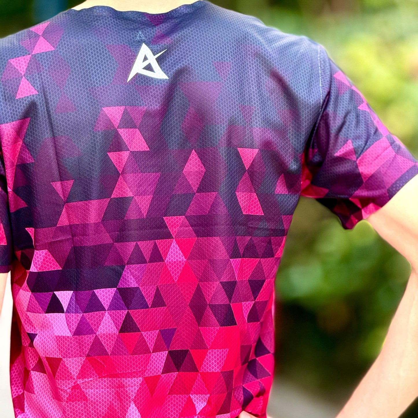 AKIV Ultralight Training Layered Cubic Diamond T-Shirt Unisex | Black to Rose Red Gradient
AKIV 超輕訓練菱格層疊立方T恤男女款 | 黑玫紅色漸變