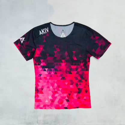 AKIV Ultralight Training Layered Cubic Diamond T-Shirt Unisex | Black to Rose Red Gradient
AKIV 超輕訓練菱格層疊立方T恤男女款 | 黑玫紅色漸變