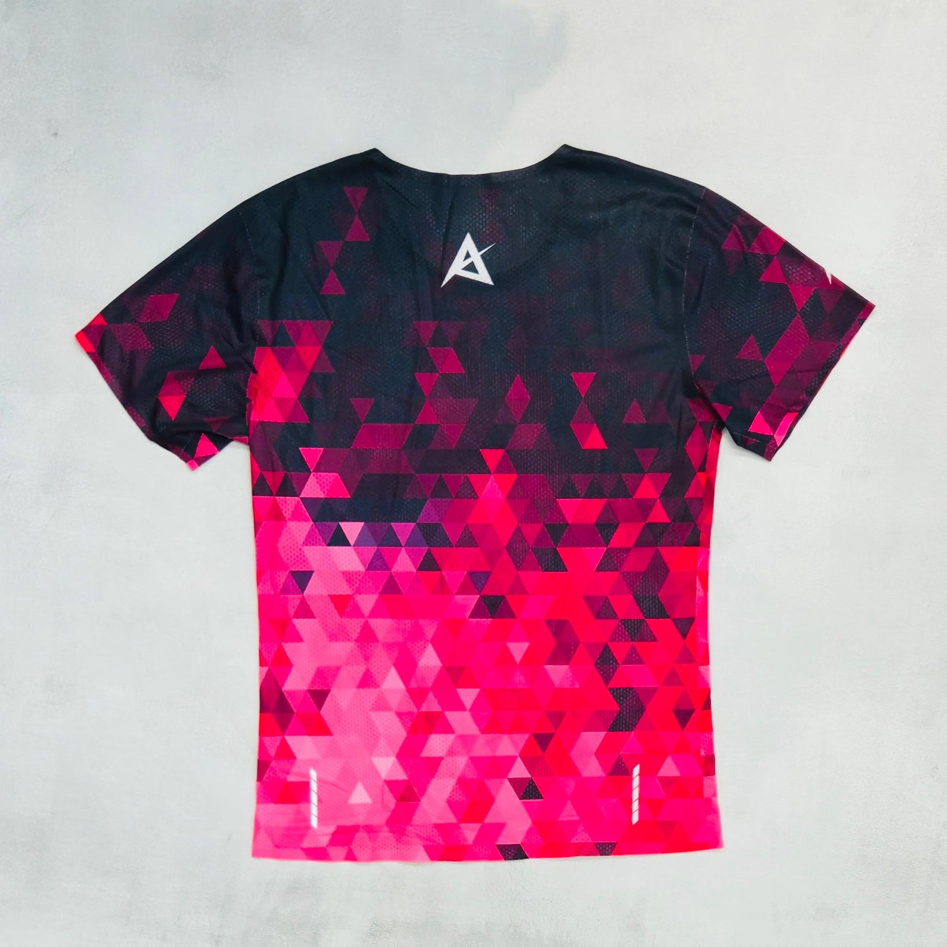 AKIV Ultralight Training Layered Cubic Diamond T-Shirt Unisex | Black to Rose Red Gradient
AKIV 超輕訓練菱格層疊立方T恤男女款 | 黑玫紅色漸變