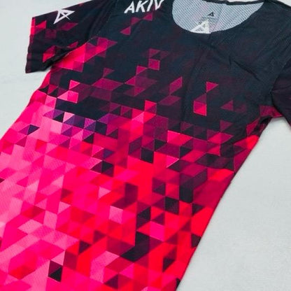 AKIV Ultralight Training Layered Cubic Diamond T-Shirt Unisex | Black to Rose Red Gradient
AKIV 超輕訓練菱格層疊立方T恤男女款 | 黑玫紅色漸變
