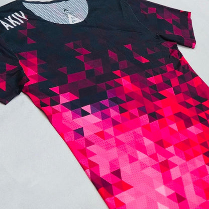 AKIV Ultralight Training Layered Cubic Diamond T-Shirt Unisex | Black to Rose Red Gradient
AKIV 超輕訓練菱格層疊立方T恤男女款 | 黑玫紅色漸變