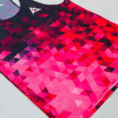 AKIV Elite Layered Cubic Diamond Singlet Unisex | Black to Rose Red Gradient
AKIV 精英比賽菱格層疊立方背心男女款 | 黑玫紅色漸變