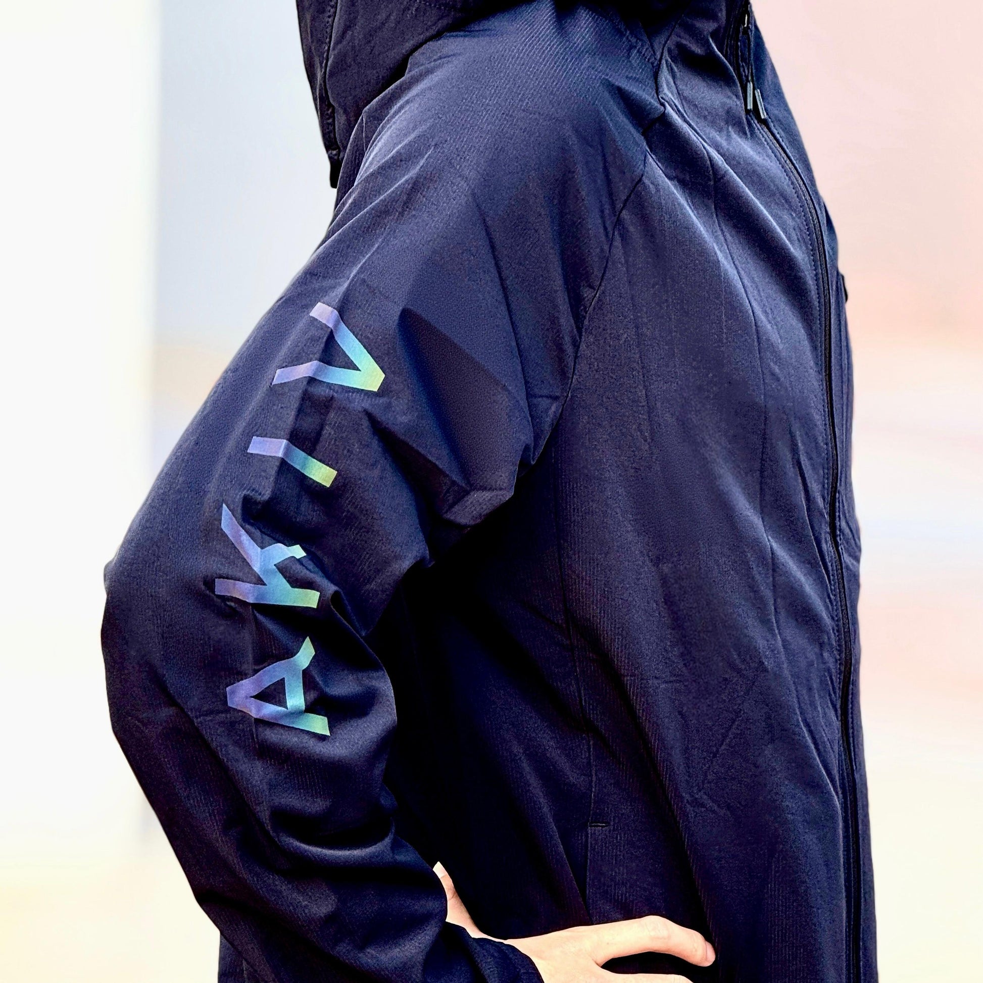 AKIV Breathable Water-Resistant Running Jacket Unisex | Dark Blue
AKIV跑步透氣跣水風褸男女款 | 深藍色