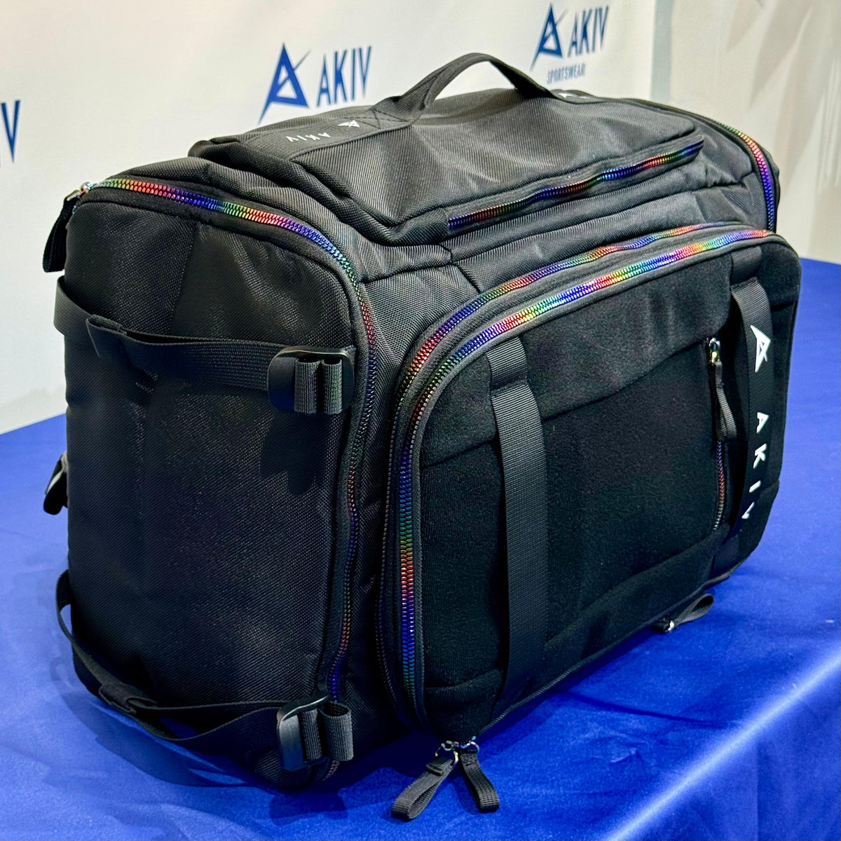 AKIV Hybrid Training 40L Backpack | Iridescent Zipper Edition | Black
AKIV 多功能訓練40L背包 | 幻彩拉鍊版 | 黑色