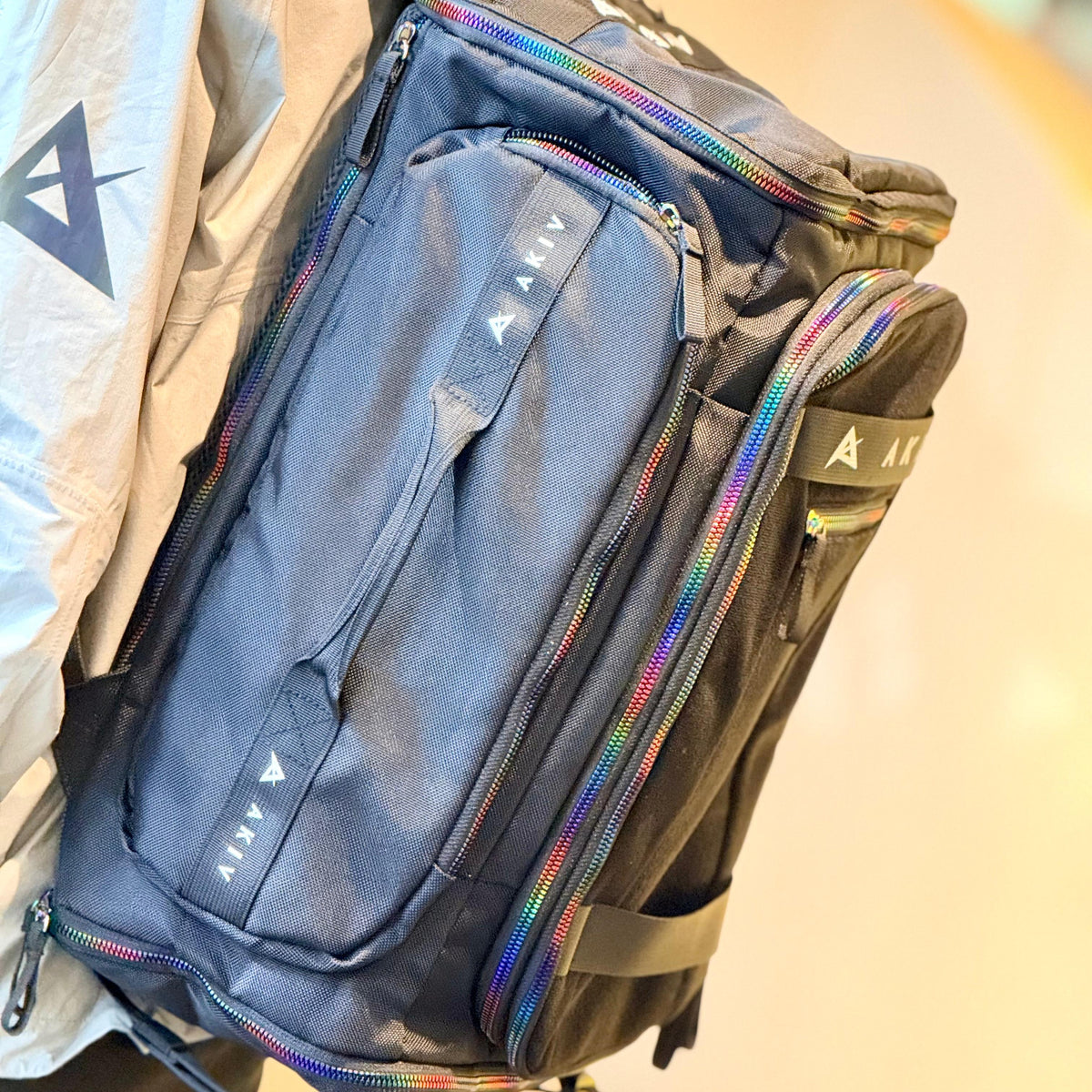 AKIV Hybrid Training 40L Backpack | Iridescent Zipper Edition | Black
AKIV 多功能訓練40L背包 | 幻彩拉鍊版 | 黑色