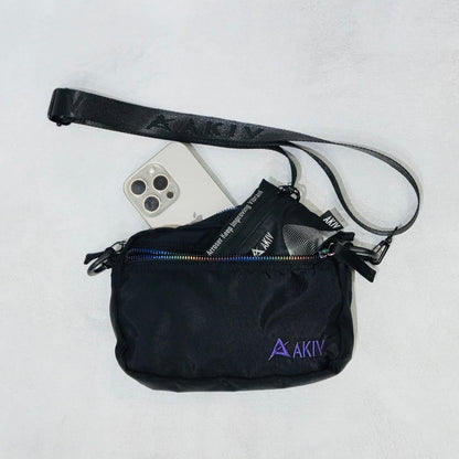 AKIV Sling Bag | Iridescent Zipper Edition | Black
AKIV 刺繡版斜孭袋 | 幻彩雙拉鍊版 | 黑色