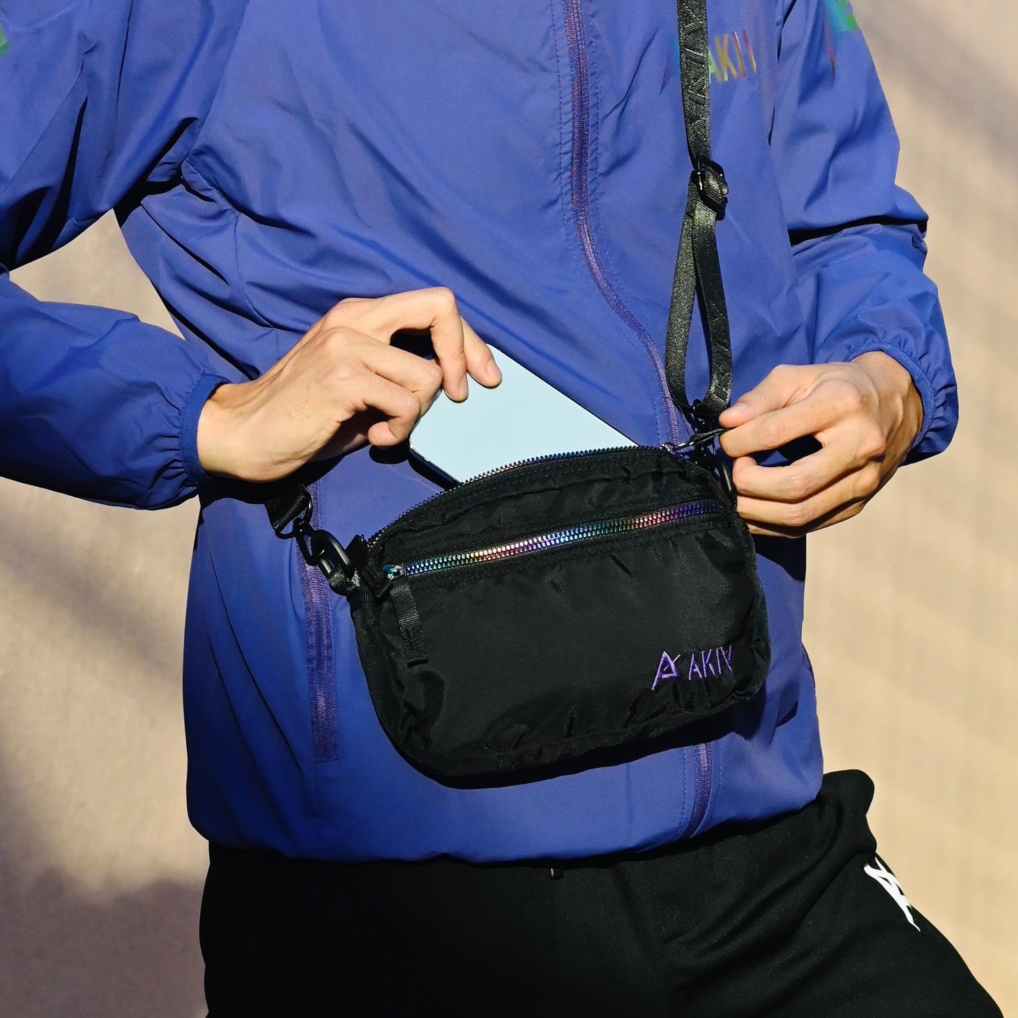 AKIV Sling Bag | Iridescent Zipper Edition | Black
AKIV 刺繡版斜孭袋 | 幻彩雙拉鍊版 | 黑色
