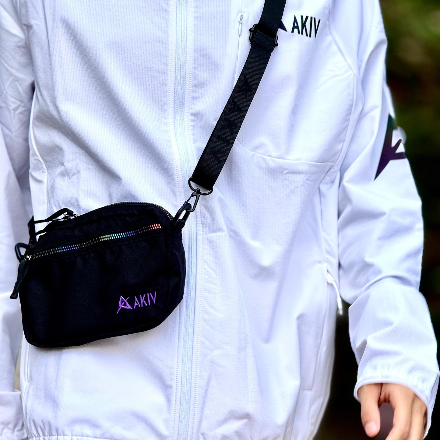 AKIV Sling Bag | Iridescent Zipper Edition | Black
AKIV 刺繡版斜孭袋 | 幻彩雙拉鍊版 | 黑色