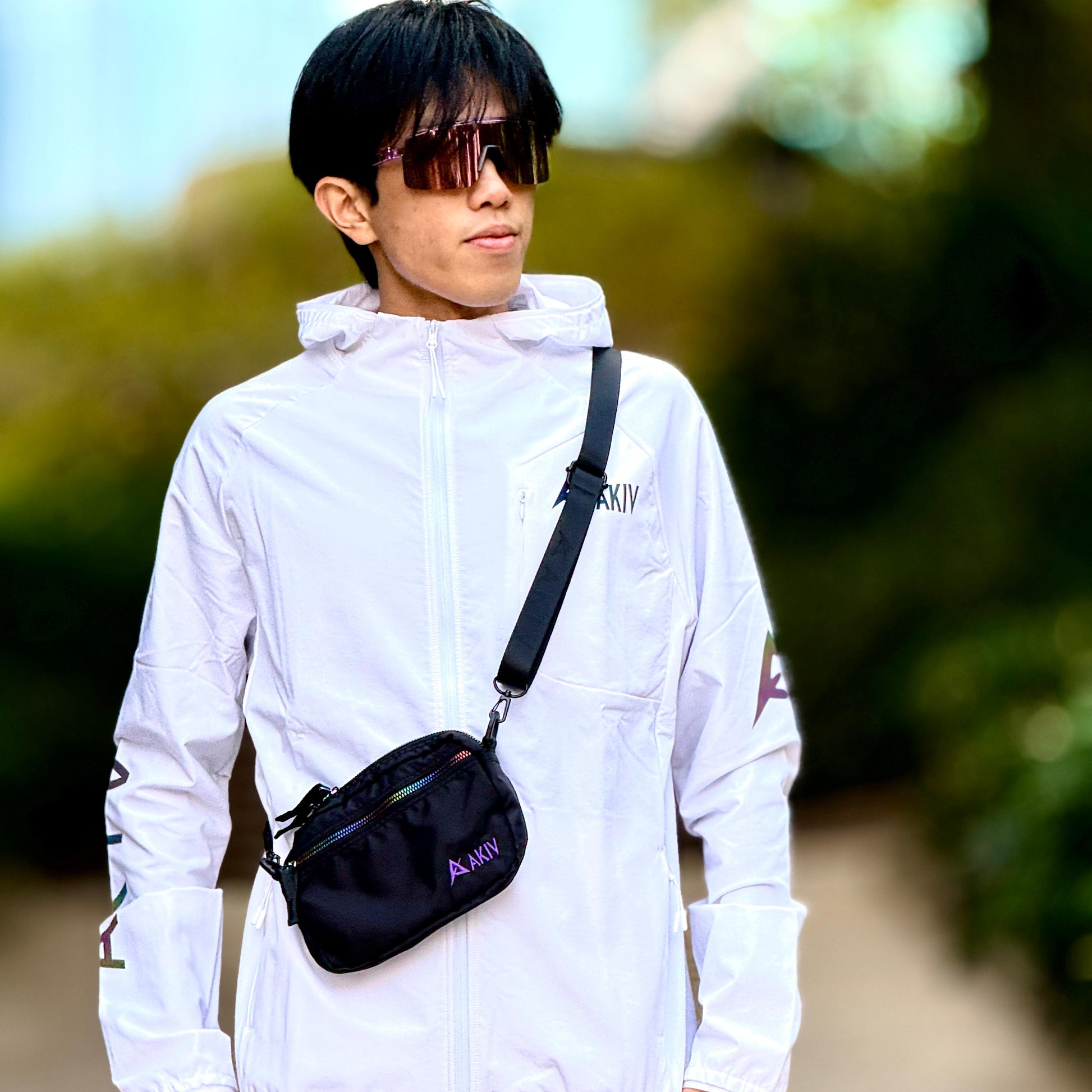 AKIV Sling Bag | Iridescent Zipper Edition | Black
AKIV 刺繡版斜孭袋 | 幻彩雙拉鍊版 | 黑色