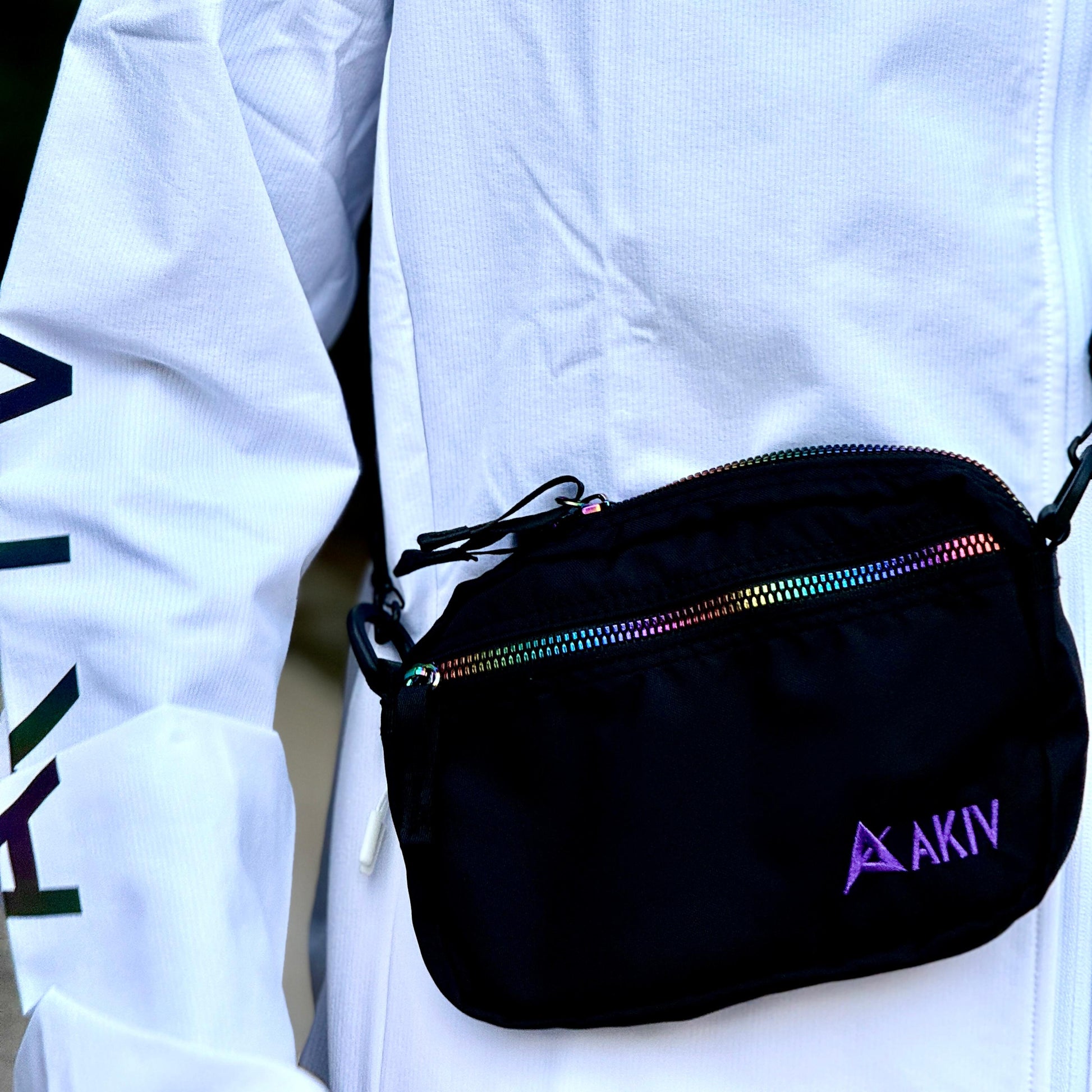 AKIV Sling Bag | Iridescent Zipper Edition | Black
AKIV 刺繡版斜孭袋 | 幻彩雙拉鍊版 | 黑色