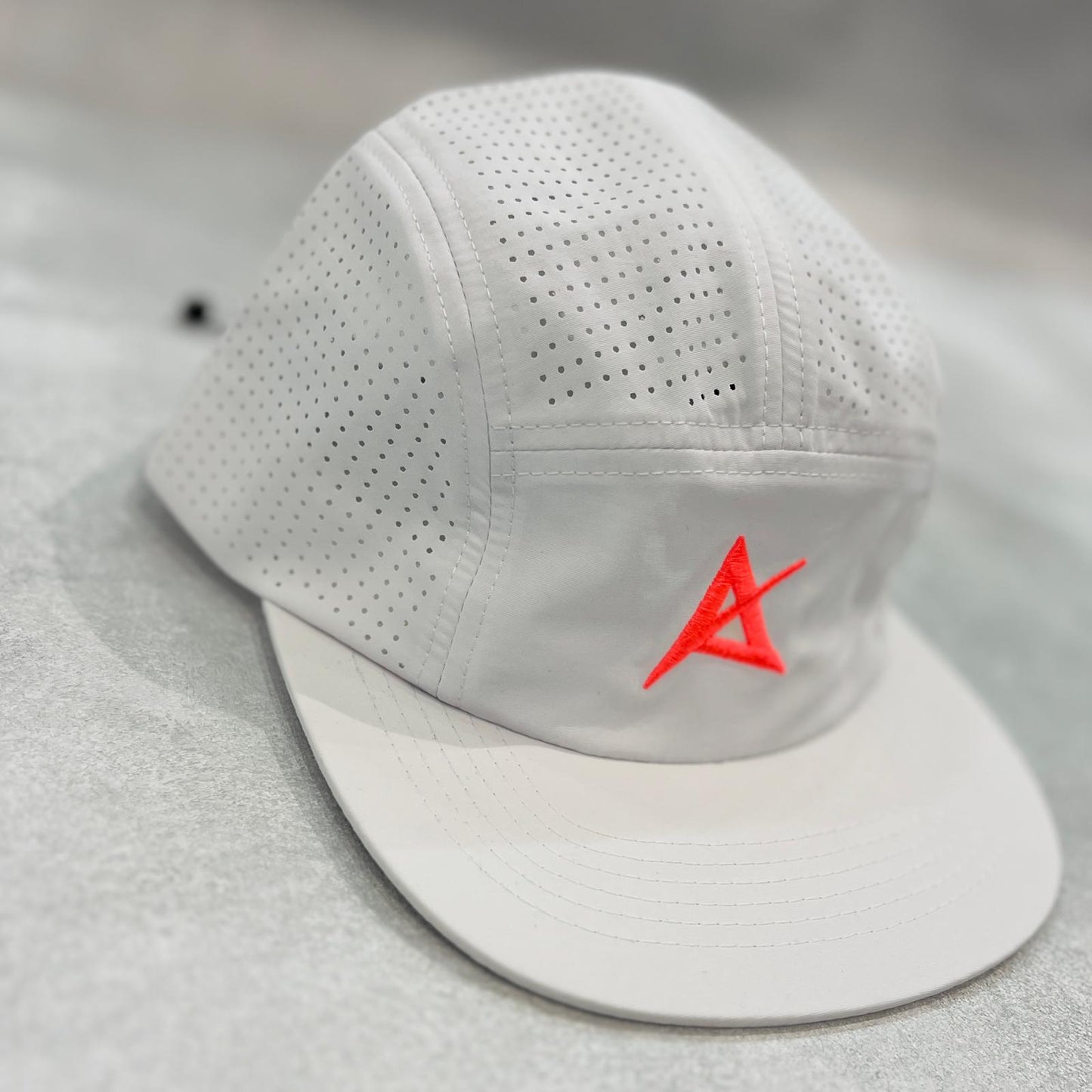 AKIV Running Pro White Cap (Embroidery Special Edition AKIV 輕盈透汗白色運動帽（刺繡特別版）