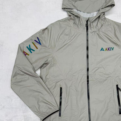 AKIV Stratus 20K Shell Packable Jacket Unisex | Greige
AKIV 雲跡 20K 機能收納式風褸男女款 | 霧灰卡其