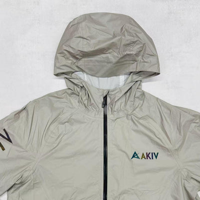 AKIV Stratus 20K Shell Packable Jacket Unisex | Greige
AKIV 雲跡 20K 機能收納式風褸男女款 | 霧灰卡其