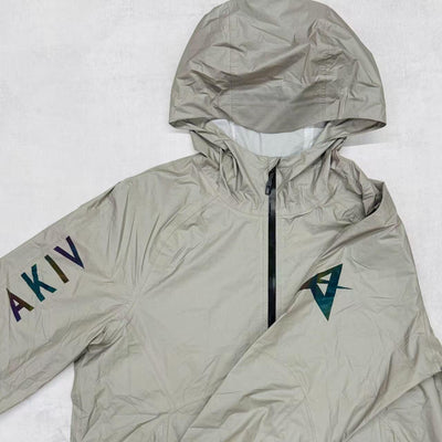 AKIV Stratus 20K Shell Packable Jacket Unisex | Greige
AKIV 雲跡 20K 機能收納式風褸男女款 | 霧灰卡其