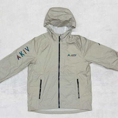 AKIV Stratus 20K Shell Packable Jacket Unisex | Greige
AKIV 雲跡 20K 機能收納式風褸男女款 | 霧灰卡其