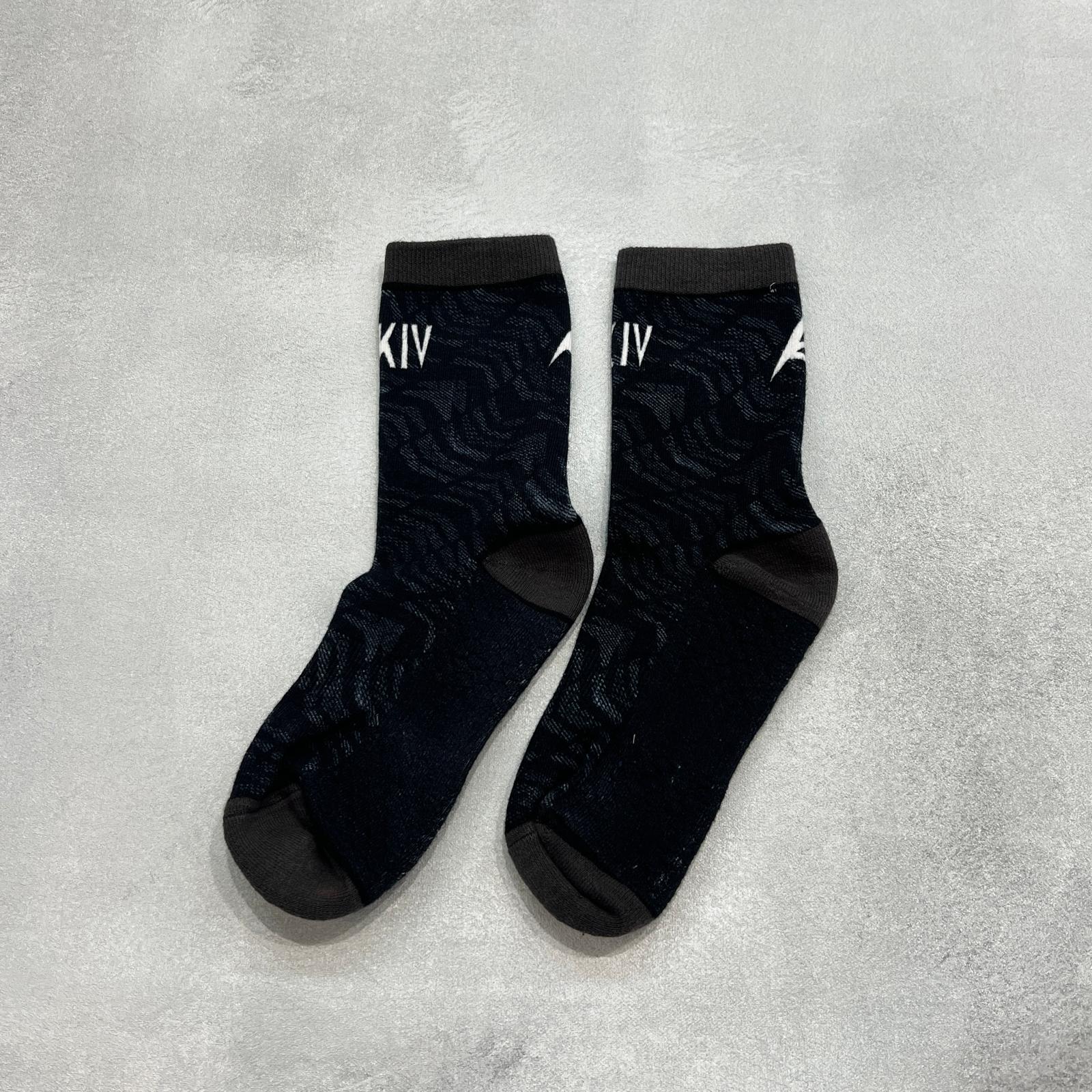 AKIV High-Cut Light Cushion Running Socks Unisex | Free Size | Stacked Style | Black
AKIV 高筒輕氣墊跑步襪男女款 | 均碼 | 層疊風格 | 黑色