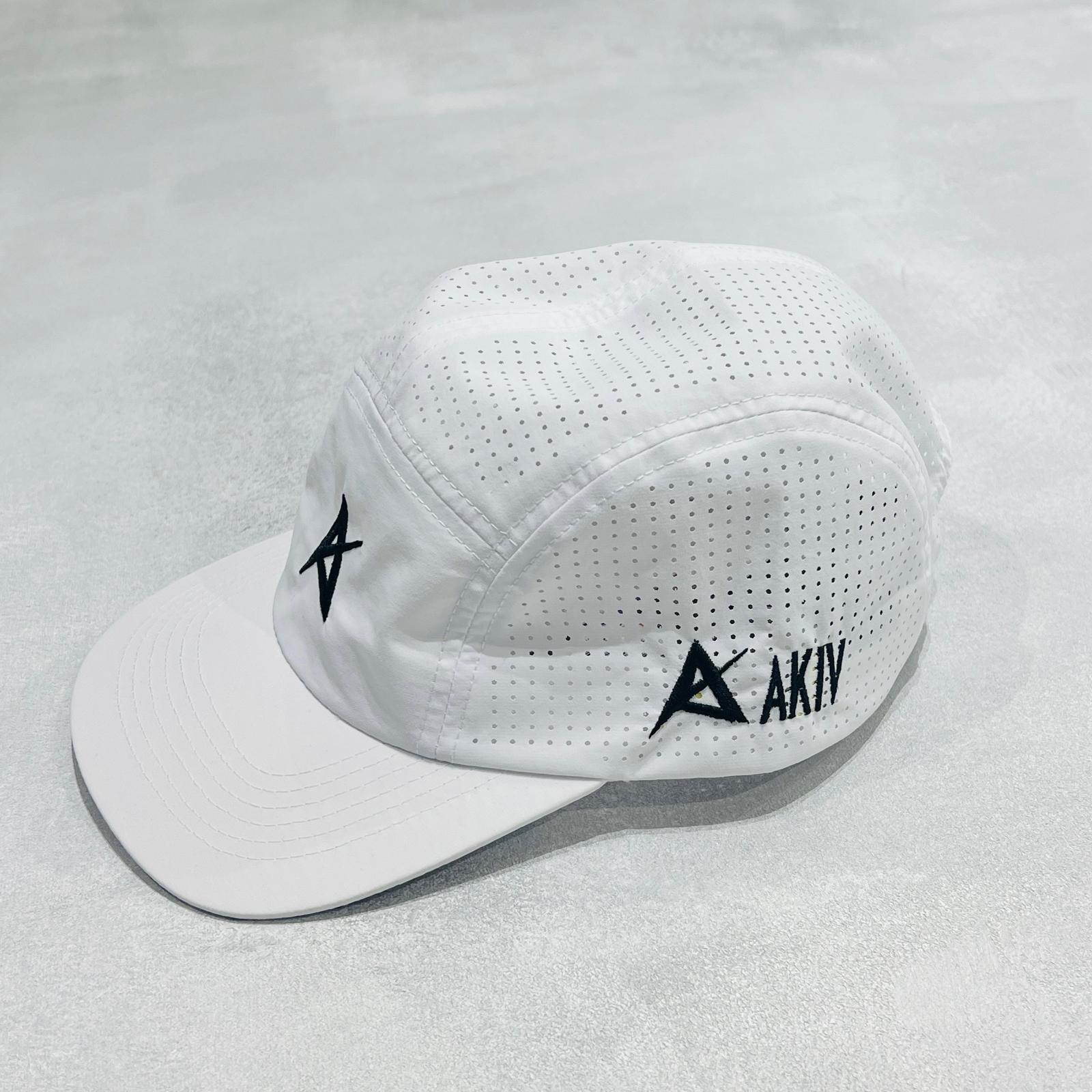 AKIV 輕盈透汗白色運動帽 | 刺繡特別版