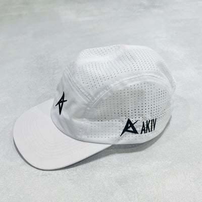 AKIV 輕盈透汗白色運動帽 | 刺繡特別版