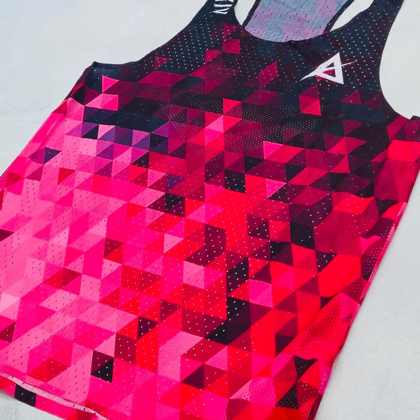 AKIV Elite Layered Cubic Diamond Singlet Unisex | Black to Rose Red Gradient
AKIV 精英比賽菱格層疊立方背心男女款 | 黑玫紅色漸變