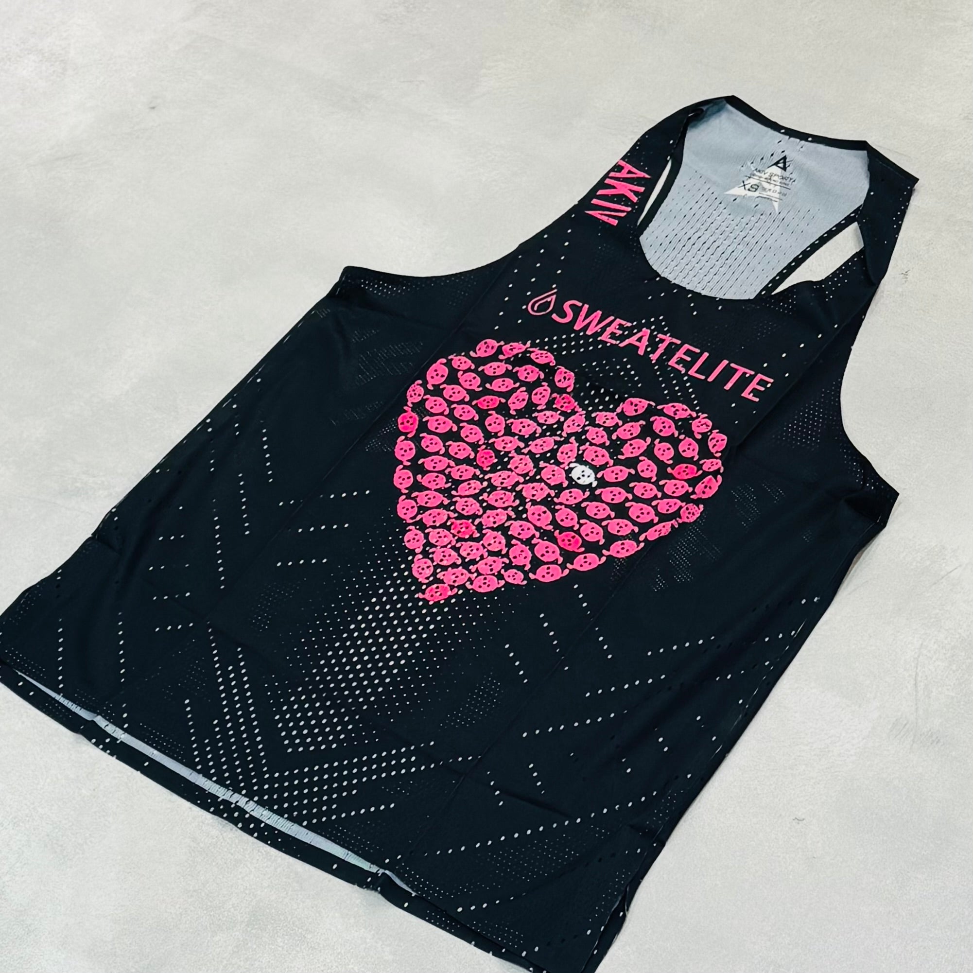 AKIV x SWEAT ELITE Pro Race Singlet Unisex | Sweet Edge Heart
AKIV x SWEAT ELITE 專業比賽背心男女款 | 甜酷心動
