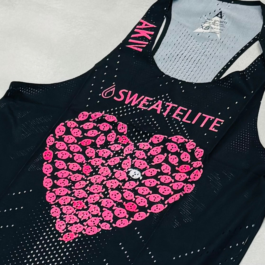 AKIV x SWEAT ELITE Pro Race Singlet Unisex | Sweet Edge Heart
AKIV x SWEAT ELITE 專業比賽背心男女款 | 甜酷心動
