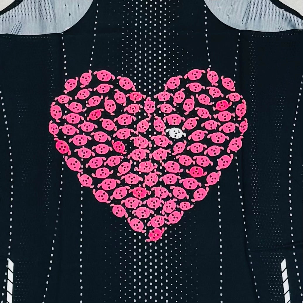 AKIV x SWEAT ELITE Pro Race Singlet Unisex | Sweet Edge Heart
AKIV x SWEAT ELITE 專業比賽背心男女款 | 甜酷心動